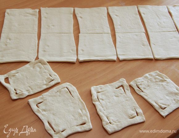 Готовим квадратики из теста: нарезаем, делаем в каждом квадратике прорези.