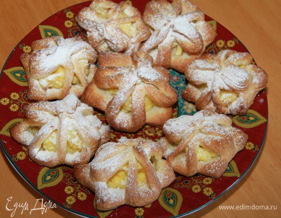 Пирожное присыпаем сахарной пудрой. И можно наслаждаться!