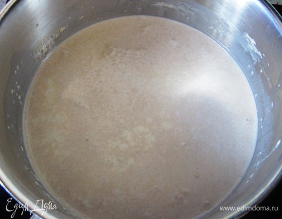 






Добавляем сахар и дрожжи.