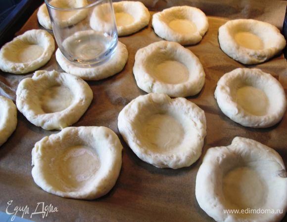 






В центре каждого поднявшегося шарика дном стакана продавливаем углубления.