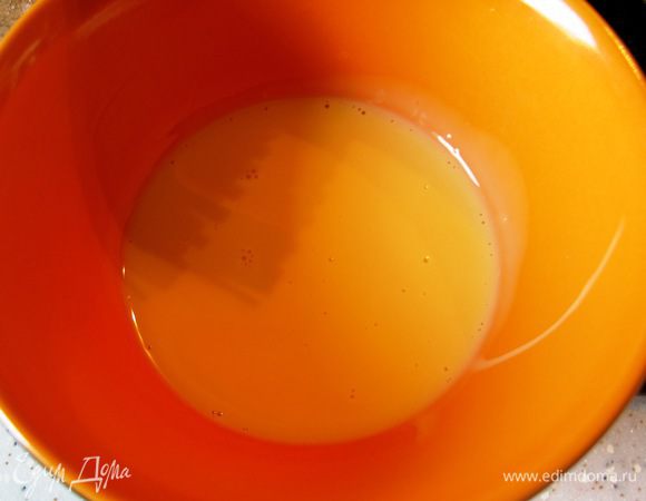 Смешиваем 1 желток и 50 мл. молока.
