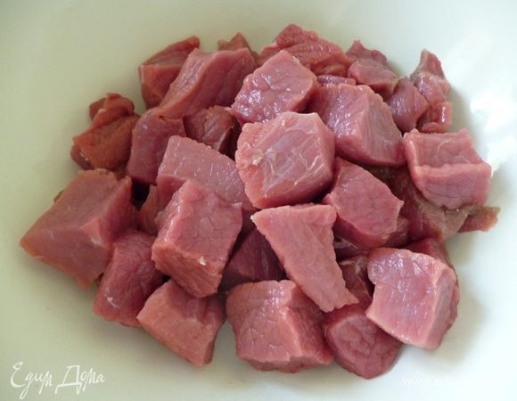 Мясо нарезать кубиками около величиной около трех сантиметров