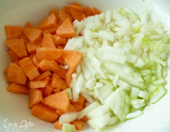 Лук нарезать мелким кубиком,морковь кусочками,чеснок нарезать мелко.