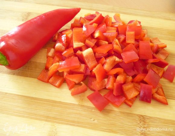 У паприки удалить семена и тоже нарезать 