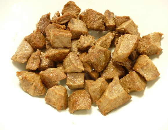 Мясо обжарить в сковороде на растительном масле до светлой золотистой корочки,поместить в посуду,в которой вы будете готовить гуляш.По желанию можно еще обжарить и небольшой кусок нарезанного мелко бекона.