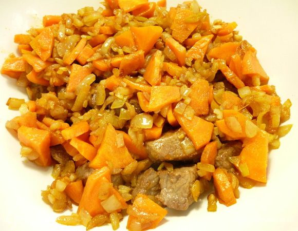 В сковороду,где обжаривалось мясо,выкладываем нарезанные лук и морковь и обжариваем их на небольшом огне  до легкого золотистого цвета,добавляем чайную ложку молотой паприки и измельченный чеснок.Помешивая прогреть 2 минуты.Добавить к обжаренному мясу.