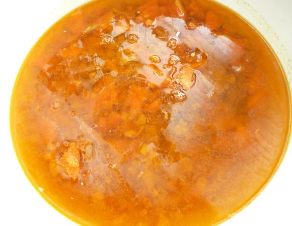 Добавить кипяток или бульон,что бы уровень его был немного выше мяса и овощей ,слегка посолить и тушить под крышкой на медленном огне до готовности мяса.Если жидкость сильно испарится за время приготовления,добавьте еще кипятка. Внимание! Пробуем на соль и перец,если вкус будет не острый,добавьте  еще одну ложку паприки во время приготовления томатной заправки.