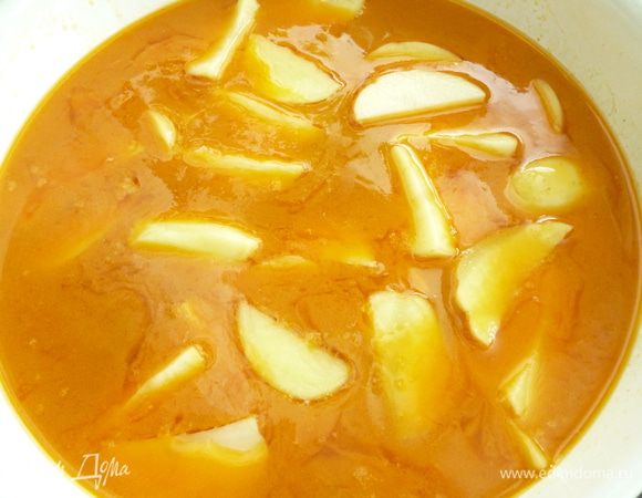 Картофель почистить,нарезать кубиками или дольками,добавить к мясу,добавить нарезанную паприку,соль и специи по вкусу и тушить до мягкости картофеля.