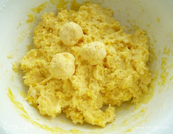 Приготовить клецки:сыр натереть на терке мелкой стружкой,добавить яйцо,муку и размягченное сливочное масло,хорошо перемешать до однородной смеси,сформовать небольшие шарики.