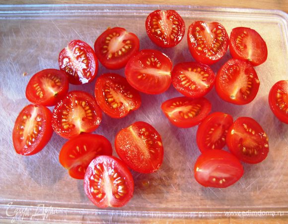 Тем временем помидорки черри режем пополам.