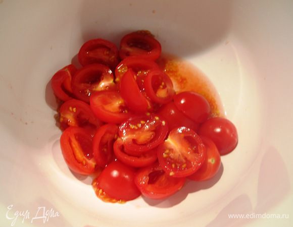 Кладем в миску, аккуратно давим из помидорок сок. Слегка, не переусердствуйте!