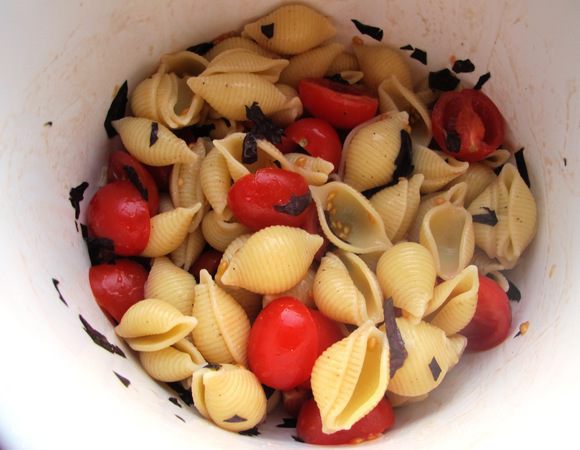 






В миске смешиваем ракушки, помидорки и базилик, солим, перчим, добавляем немного оливкового масла.