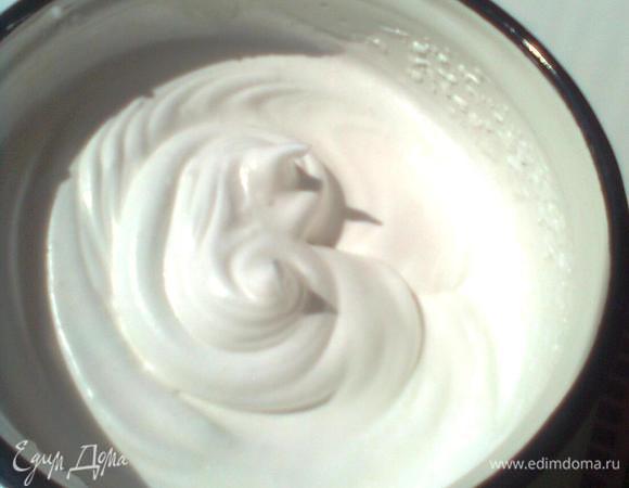 Включить духовку на 180 градусов, чтобы разогрелась.
Разделить яйца на белки и желтки.
Взбить белки со щепоткой соли и половиной сахара до крепкой пены.