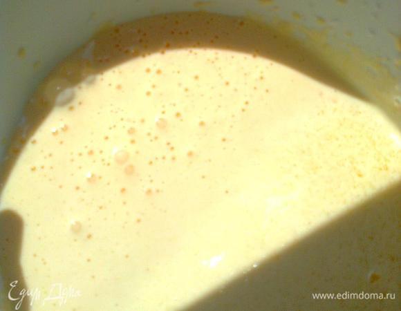 Желтки взбить со второй половиной сахара и ванильным сахаром добела, добавить муку по одной ложке и 1 ч.л. разрыхлителя. Хорошо перемешать.