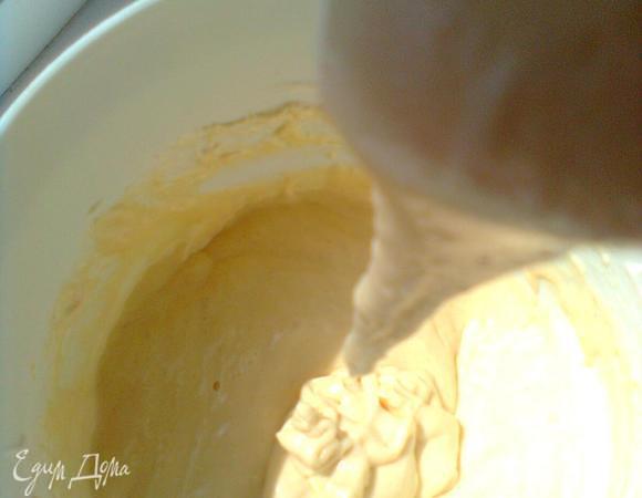 В несколько приемов добавить в тесто взбитые белки и хорошо перемешать, не взбивая. Тесто получится как густая сметана.