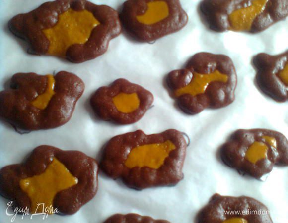 Поставить лист в духовку буквально на 2-3 минуты, чтобы узоры немного схватились.