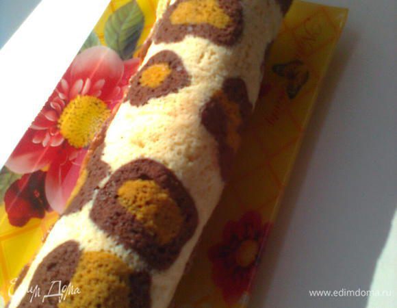 Тем временем можно приготовить крем. Шеф-повар сказала, что крем может быть любой на ваш вкус. Мне захотелось сделать простой заварной шоколадный крем.Промазать кремом остывший рулет и положить его в холодильник, чтобы крем застыл.