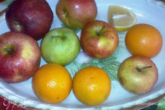 Все фрукты хорошо вымоем.С апельсинов и лимона срежем цедру, с яблок удалим сердцевину.