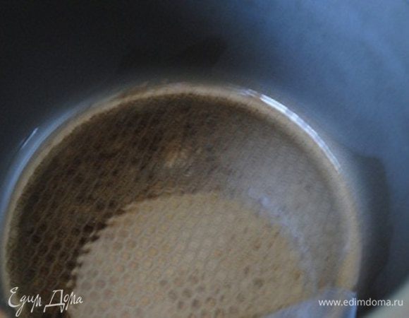 Вначале промываем и просаливаем окорочка - очень просто. Затем немного растительного масла на дно кастрюли мультиварки - чтобы только слегка покрыло. 