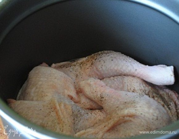 Закладываем окорочка в один слой и слегка по желанию притрушиваем перцем.