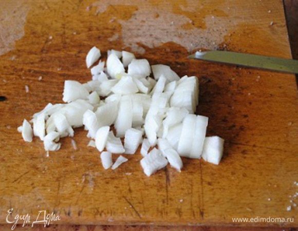 Нарезаем мелко лук...