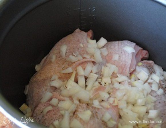 ... и посыпаем им окорочка. Отправляем кастрюлю в мультиварку на режим "Выпечка" на 30 минут и идем заниматься своими делами.
Когда раздастся сигнал - блюдо готово и можно сразу подавать.
Приятного аппетита!