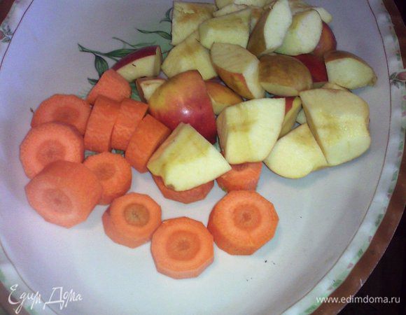 Фрукты вымыть,морковь очистить и нарезать на небольшие кусочки, с яблок удалить сердцевинки и также нарезать.