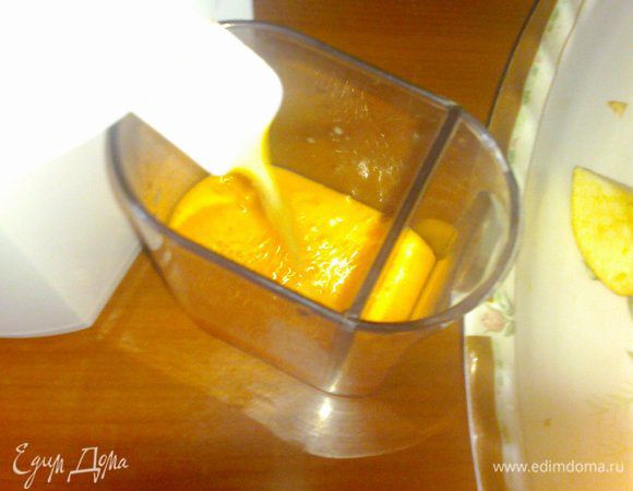 Отжать сок и разлить в бокалы.