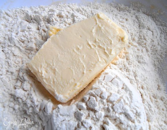 Сначала делаем несладкое тесто-основу...Я обычно беру всё примерно,так как главное здесь-начинка! Соединяем маргарин или масло с мукой,добавив щепотку соли...