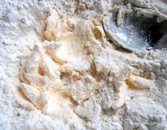 Перетираем ложкой,если масло успела размягчиться и крошим ножом,если только из холодильника...