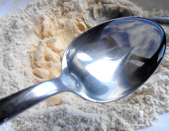 Подливая ледяную воду по ложке (у меня взяло 4 ложки!),перемешиваем тесто уже руками...Сегодня я решила обойтись в тесте без яйца,так как оно здесь служит не для вкуса,а для связки компонентов...Обещаю,что основа-тарелка из теста не рассыпалась при нарезании и без яйца!