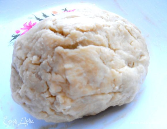 Замешиваем крутое тесто в шар...