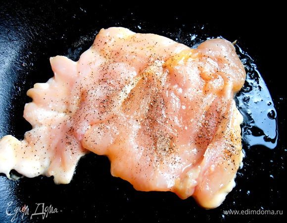 Вот оставшееся одно бедное отбитое филе...Выкладываем на сковороду с маслом...