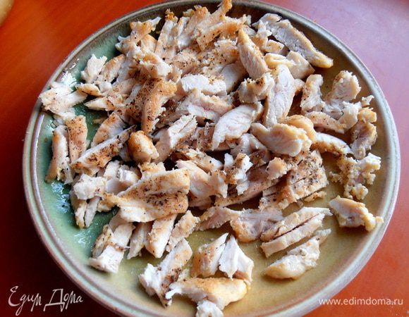 Затем нарежем его на более мелкие кусочки...