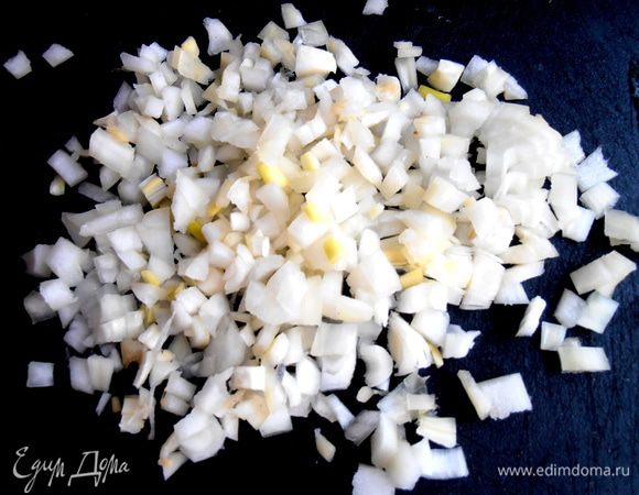 Луковицу мелко покрошить...
