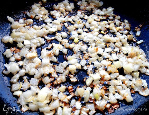 И обжарить в той же сковороде после курицы,подлив масла,если нужно!