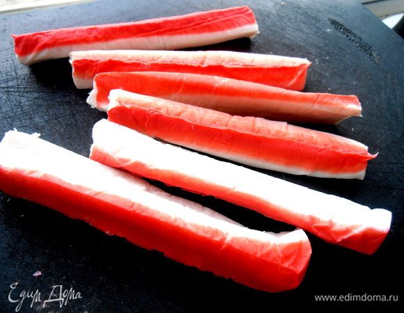 Крабовые палочки хорошего качества слегка разморозить,очистить...