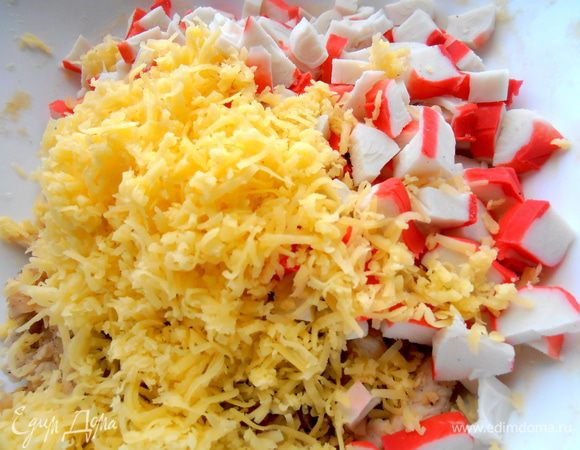 Отправить половину сыра и все палочки к курице с луком...