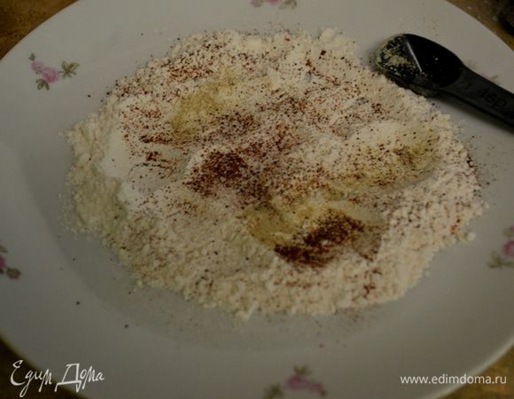 Скомбинировать муку, соль, паприка и белый перец. Обвалять в них котлеты (хватает примерно на 10 котлет).