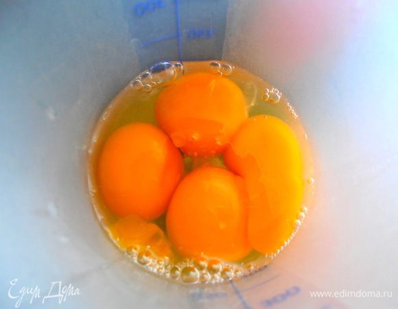 Делаем заливку...В шейкер вбиваем яйца.