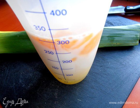 Вместо классических для киша сливок добавим немного молока (воды) и сметаны...Соль,перец по вкусу!