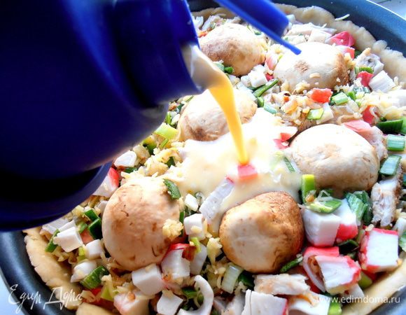 Встряхиваем шейкер и выливаем равномерно на начинку...