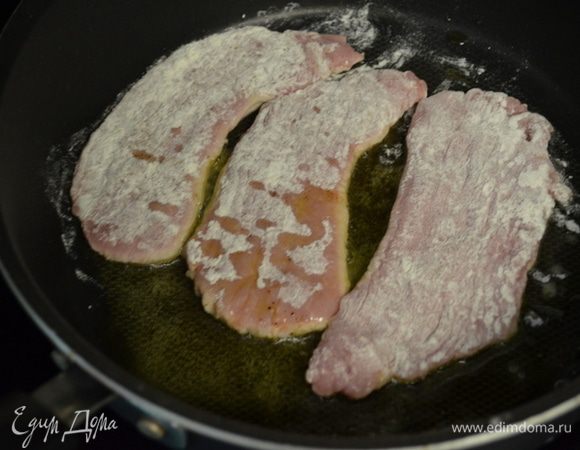 Растопить на сковороде непригораемой 1/2 стол.л. масла. Выложить котлеты и обжаривать 3 мин. один раз перевернув. Так со всей порцией котлет. Выложить на тарелку и прикрыть фольгой.