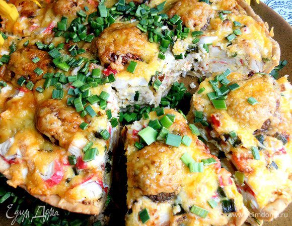 Посыпаем любой зеленью и нарезаем прямо в горячем виде...Кушаем,пока не остыл)))