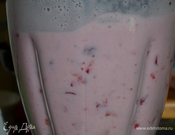 Смешать в блендере клубнику, сахар и молоко, ставим режим пюре. Добавляем сливки,затем лимон.сок и прокручиваем в несколько оборотов, чтоб только смешалось.