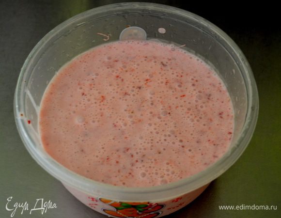 Выливаем в контейнер желательно с крышкой и ставим в холодильник на 4 часа.