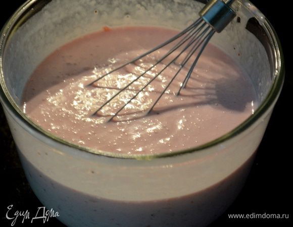 По истечению времени достаем и взбиваем на скорости 1-3 мин. Выкладываем обратно в контейнер и ставим в морозильник на 2 часа. Желательно взбивать еще раза два, каждые два часа. Этот процесс дает вам гладкую кремовую структуру мороженого без замороженных кристаллов.