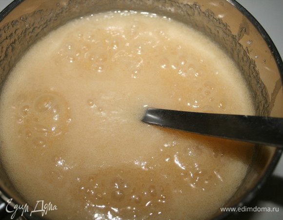 Довести соус до кипения, уменьшите огонь, варить ещё минут 10 (жидкость должна загустеть). Снять с огня,добавить ваниль, перемешать и оставить соус остывать. 
