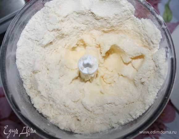 Готовим тесто: в чашу комбайна (или блендера) просеять муку вместе с разрыхлителем, добавить сахар, соль и размягченное сливочное масло. Перемешать.