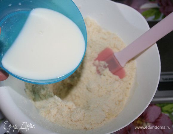 В несколько приёмов влить в тесто молоко,каждый раз дожидаясь,когда тесто вберёт в себя жидкость.